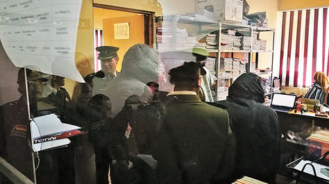 Oruro. Militares, de civil, en audiencia.