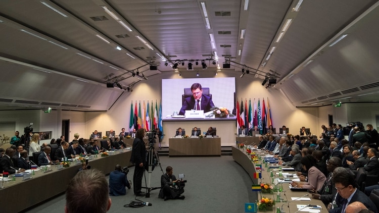 La OPEP ha decidido recortar su producción para “estabilizar” el mercado