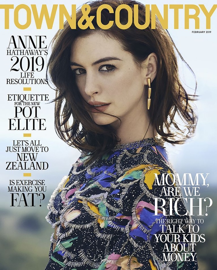 Anne Hathaway reveló que tener Instagram la ayudó a calmar la ansiedad (Town and Country Magazine)