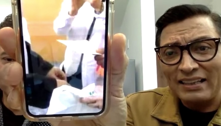Joaquín Muñoz entregó dos cartas al presidente de México, de parte de Juan Gabriel (Foto: YouTube Productora69)