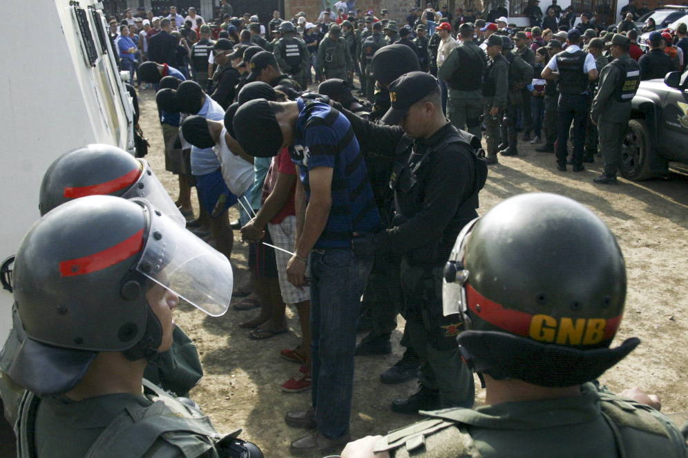Foto: Soldados venezolanos detienen a supuestos miembros de un grupo paramilitar colombiano en San Antonio, estado de Tachira. (Reuters) 