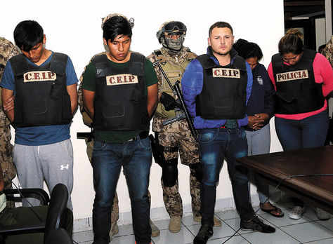 Operativo. Policía muestra a un grupo de delincuentes acusados de participar en un secuestro.