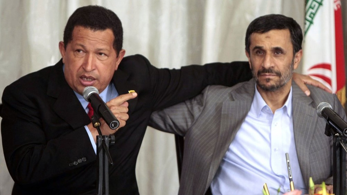 Hugo Chávez y Mahmoud Ahmadinejad forjaron una alianza económica y política entre Venezuela e Irán que continúa hasta hoy (Reuters)