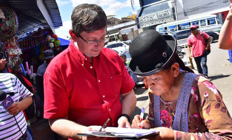 El candidato a la presidencia por la alianza Bolivia Dice No, Oscar Ortiz, en plena recolección de firmas para impugnar candidatura de Evo.