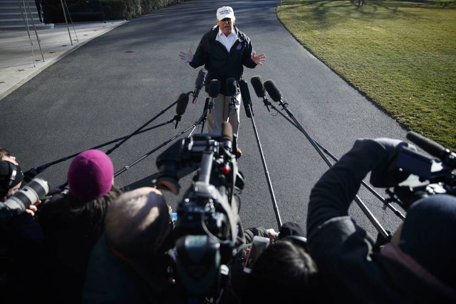 El presidente estadounidense, Donald Trump, se dirige a los medios antes de visitar la frontera de México. (EFE)
