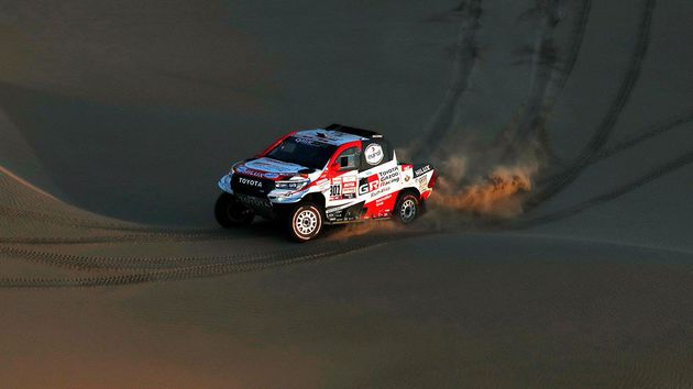 Al Attiyah le ganó el duelo en coches a Peterhansel en la cuarta etapa
