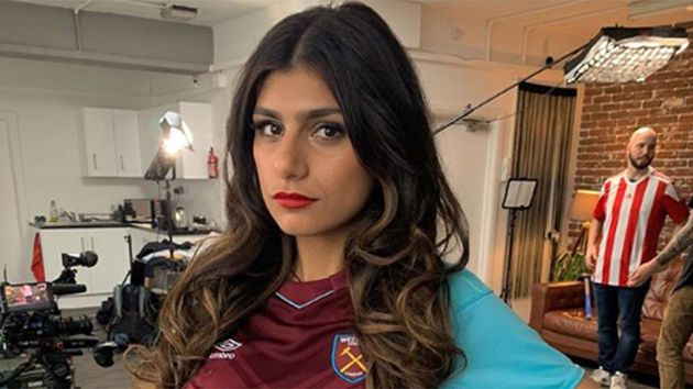 Mia Khalifa se pone la camiseta del West Ham