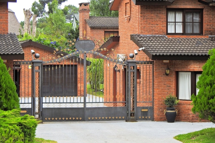 La nueva fachada de la casa donde hasta el año pasado se realizaban fiestas sexuales privadas con intercambio de parejas