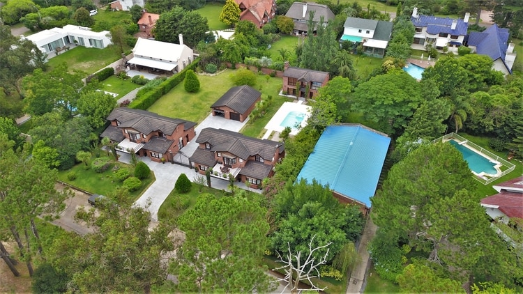 La ex mansión swinger está ubicada en el corazón de un prestigioso barrio de Punta del Este, donde se encuentran las propiedades más caras del balneario