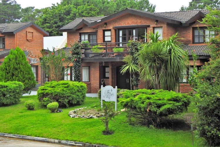 Las habitaciones eran temáticas: se llamaban Ferrari, Leopardo, Golden, Princess, Cristoforo Colombo, Classic, Winnie the Pooh, Green y Versace. Cada uno tiene a su vez un baño con ducha escocesa, sauna e hidromasaje