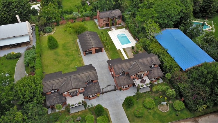 La lujosa y refinada propiedad se compone de dos casas con diez dormitorios, diez baños, piscina, gimnasio, jacuzzi y lugar para cuatro garages