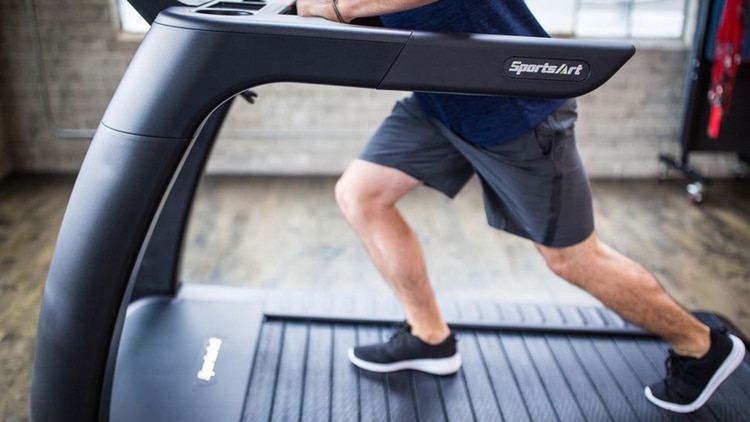 La cinta de correr Verde de SportsArt genera energía limpia mientras el usuario entrena.