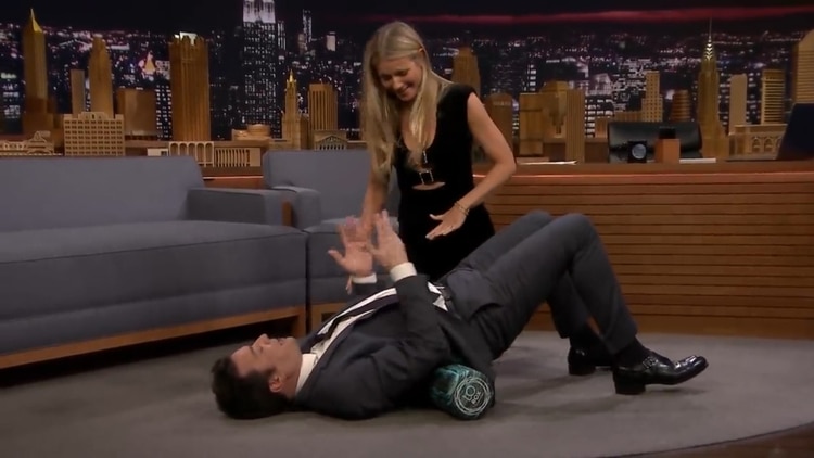 Gwyneth Paltrow puso nervioso a Jimmy Fallon con un ejercicio de estiramiento (Captura The Tonight Show)
