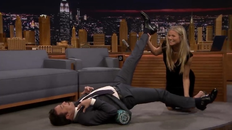 Gwyneth Paltrow le mostró a Jimmy Fallon cómo usar un rodillo de goma (The Tonight Show)