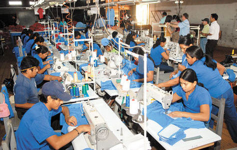 En pleno trabajo, obreros en una empresa de textiles. Foto: Bolivia Emprende 