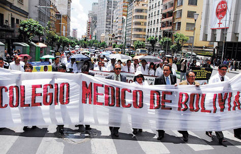 Protesta. Los médicos durante una marcha.