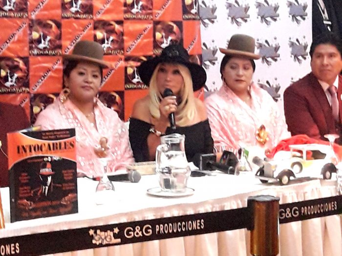 LAURA LEÓN, QUE POR CUARTA VEZ VISITA LA PAZ, DURANTE SU ENCUENTRO CON LOS MEDIOS DE COMUNICACIÓN.