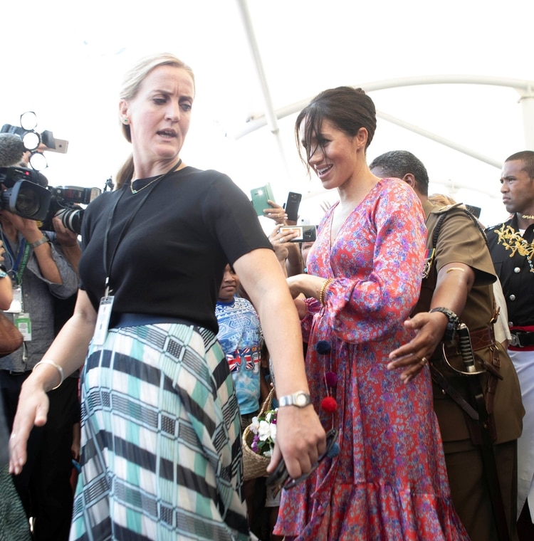 La duquesa de Sussex en Suva, Fiji, bajo la protección de su guardespaldas (REUTERS)