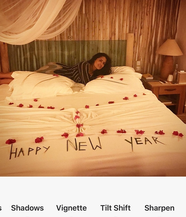 Salma posó desde una cama (Instagram / salmahayek)