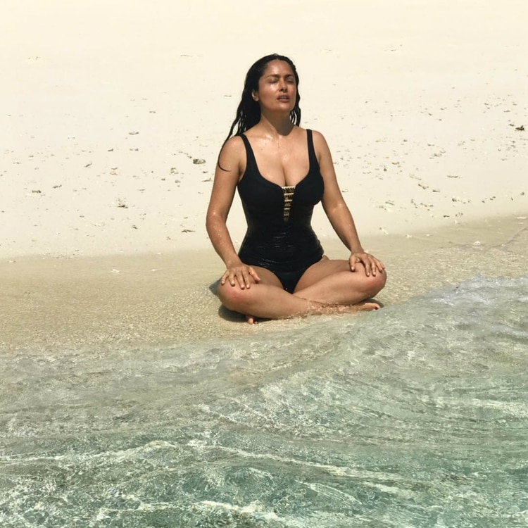 Salma gusta de practicar yoga (Instagram / salmahayek)