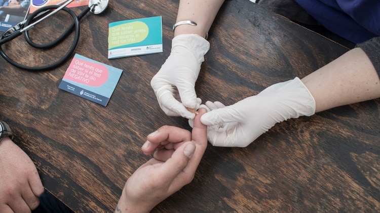 Los resultados se conocen sólo 10 minutos después de que se obtiene una pequeña muestra de sangre con un pinchazo en el dedo (Ministerio de Salud de Nación)
