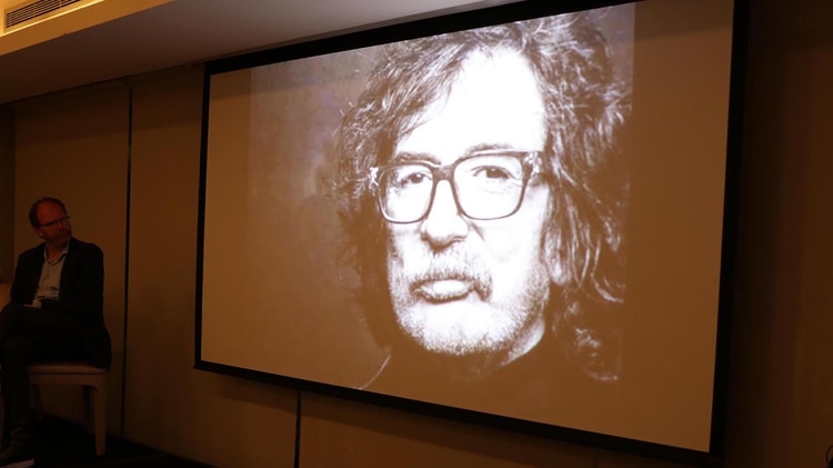 La imagen de Charly García mientras María Roca hablaba sobre los genios y la locura (Fotos Matías Souto)