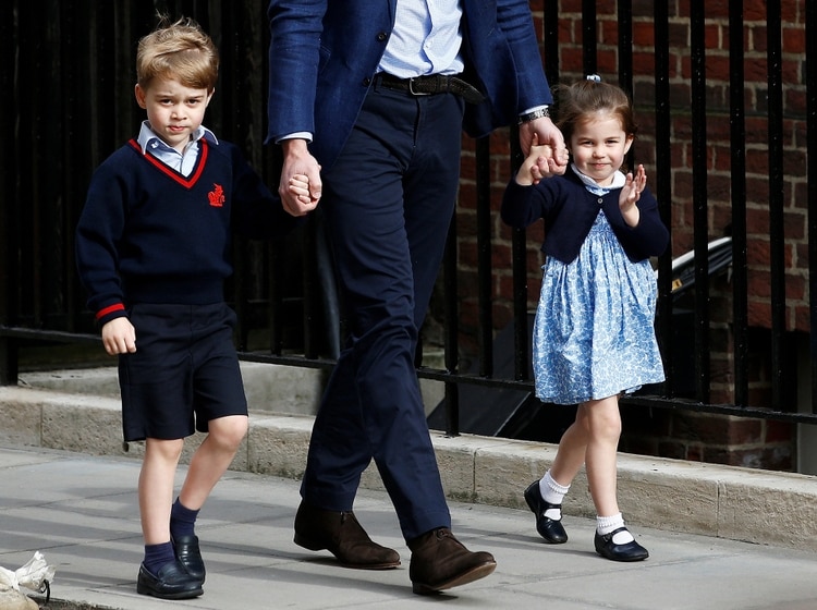 Los príncipes George y Charlotte de la mando del padre (Reuters)