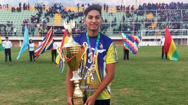 El voleibolista con uno de los trofeos que conquistó en su carrera deportiva. | Cortesía