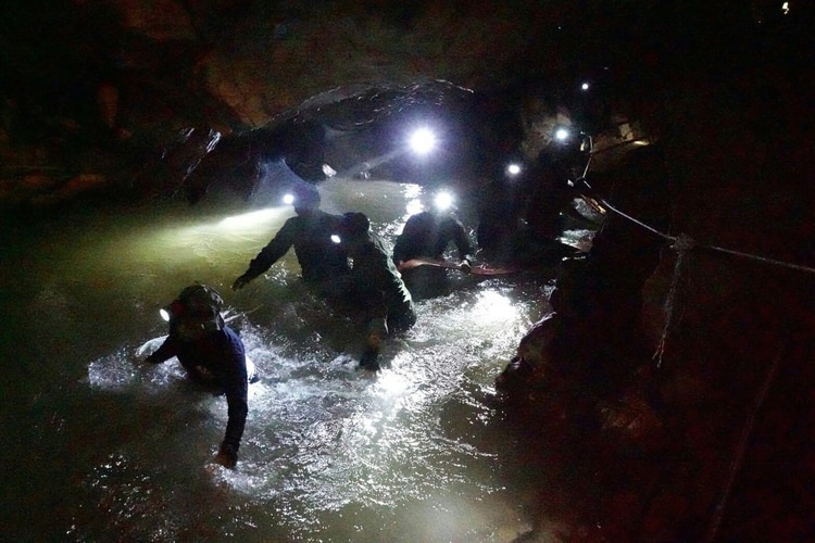 Navy Seals tailandeses en la gruta inundada (AFP/ ROYAL THAI NAVY)