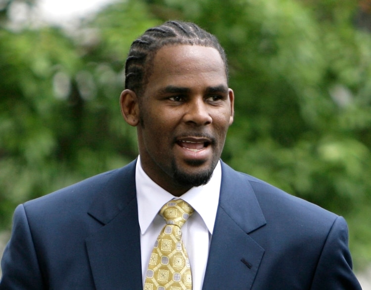 En esta foto del 13 de junio del 2008, el cantante de R&B R. Kelly llega a una corte penal en Chicago (AP Foto/M. Spencer Green, Archivo)