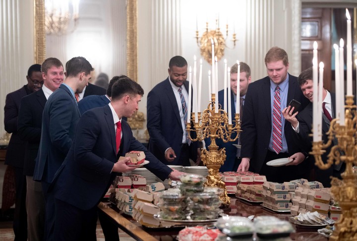 Los invitados eligen entre varios tipos diferentes de comida "americana". /AFP