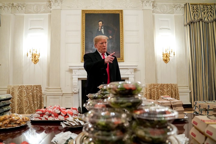 Donald Trump frente a un festiva de hamburguesas que pagó él mismo. /  Reuters