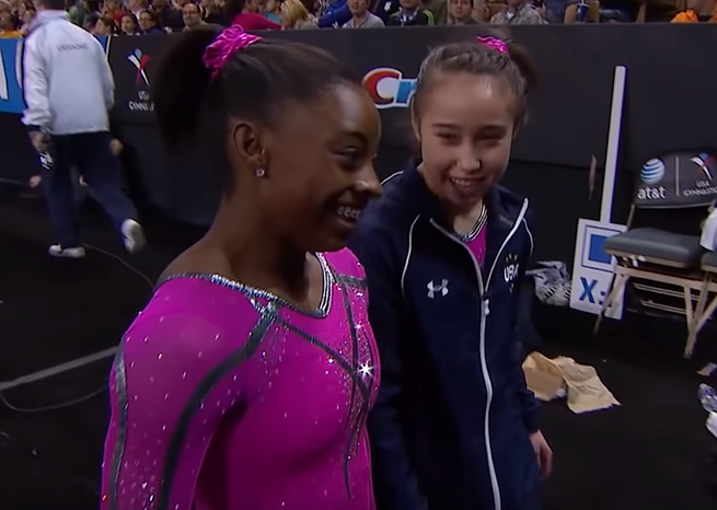 Simone Biles y Katelyn Ohashi