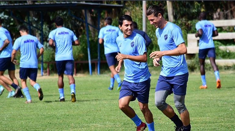 El volante Diogo Kachuba (der.) en la práctica. | Daniel James