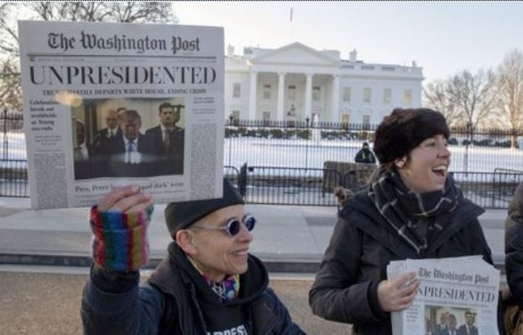 Con fotos y mensajes en redes sociales los ciudadanos reportaron las ediciones apócrifas (Foto: Twitter @washingtonpost)