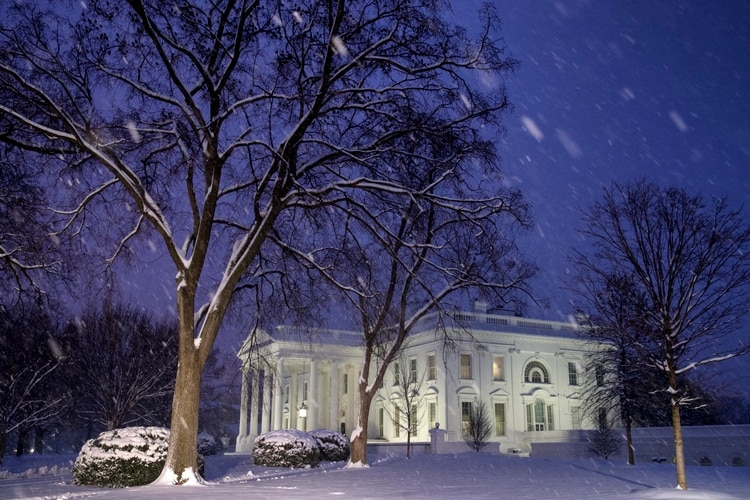 La Casa Blanca durante una nevada en Washington, el domingo 13 de enero de 2019. (AP Foto/Alex Brandon)