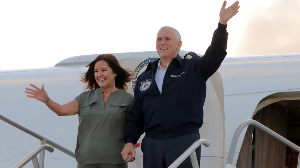 Foto: Karen Pence y el vicepresidente de los Estados Unidos, en un viaje oficial (Reuters/Virgilio Valencia)