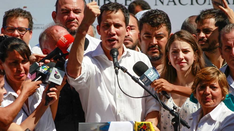Foto: El presidente de la Asamblea Nacional, el opositor Juan GuaidÃ³, habla durante un cabildo abierto en Caraballeda. (EFE)