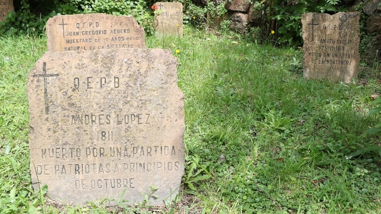 “Andrés López. Muerto por una partida de patriotas a principios de octubre”, reza una de las lápidas del cementerio