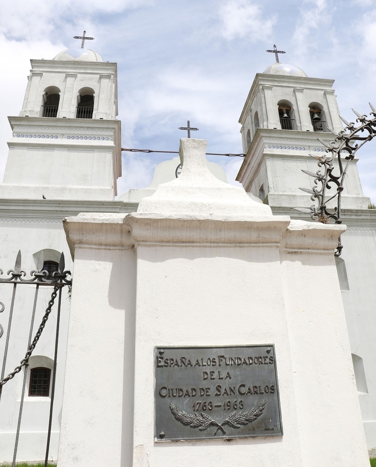 La iglesia de San Carlos Borromeo sufrió tres reconstrucciones desde su precaria edificación en 1763, bajo la dirección del cura Manuel Amenedo de Montenegro