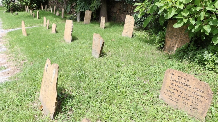 Las lápidas que ocupan el jardín trasero de la Iglesia son representativas de los años donde en el templo funcionaba un camposanto