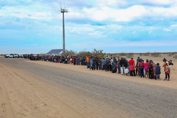 Los inmigrantes atravesaron por túneles. ((Foto: Twitter, CBP Arizona))