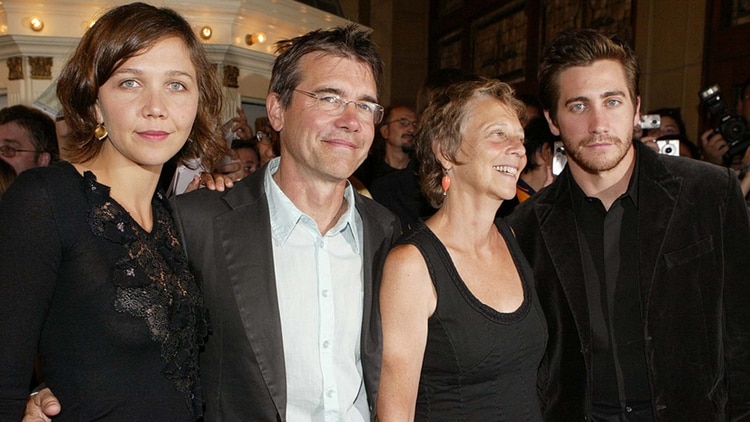 Una familia con el sello de Hollywood. Su padre, Stephen Gyllenhaal, es director; su madre, Naomi Forner, guionista y directora; su hermana, Maggie, actriz, y su cuñado es el actor Peter Sarsgaard