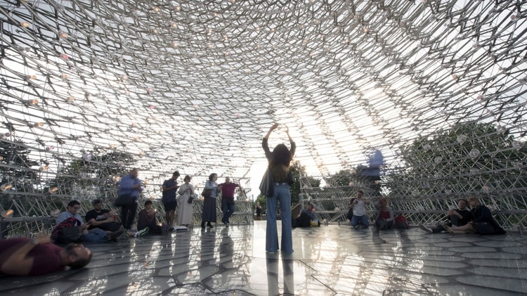 Visitantes disfrutando de “La Colmena”. Foto: Jeff Eden © RBG Kew