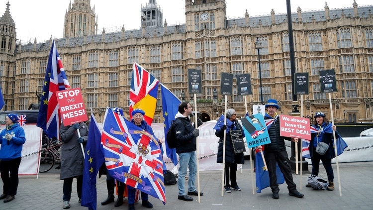 Manifestantes pro-europeos protestan frente a las Cámaras del Parlamento en Londres (AP)