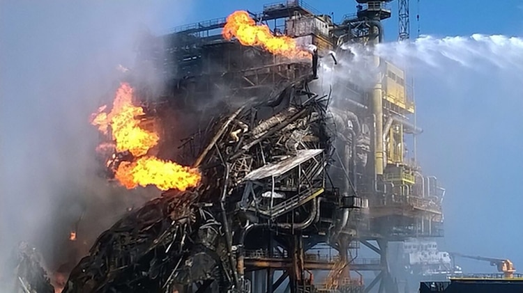 Explosión en la plataforma de Abkatún, en la Sonda de Campeche, en 2015. (Foto: Cuartoscuro)