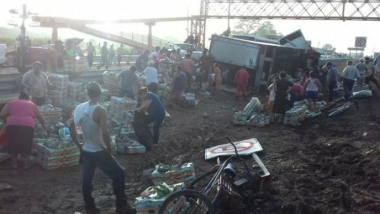 Luego del accidente los pobladores saquearon la mercancía.