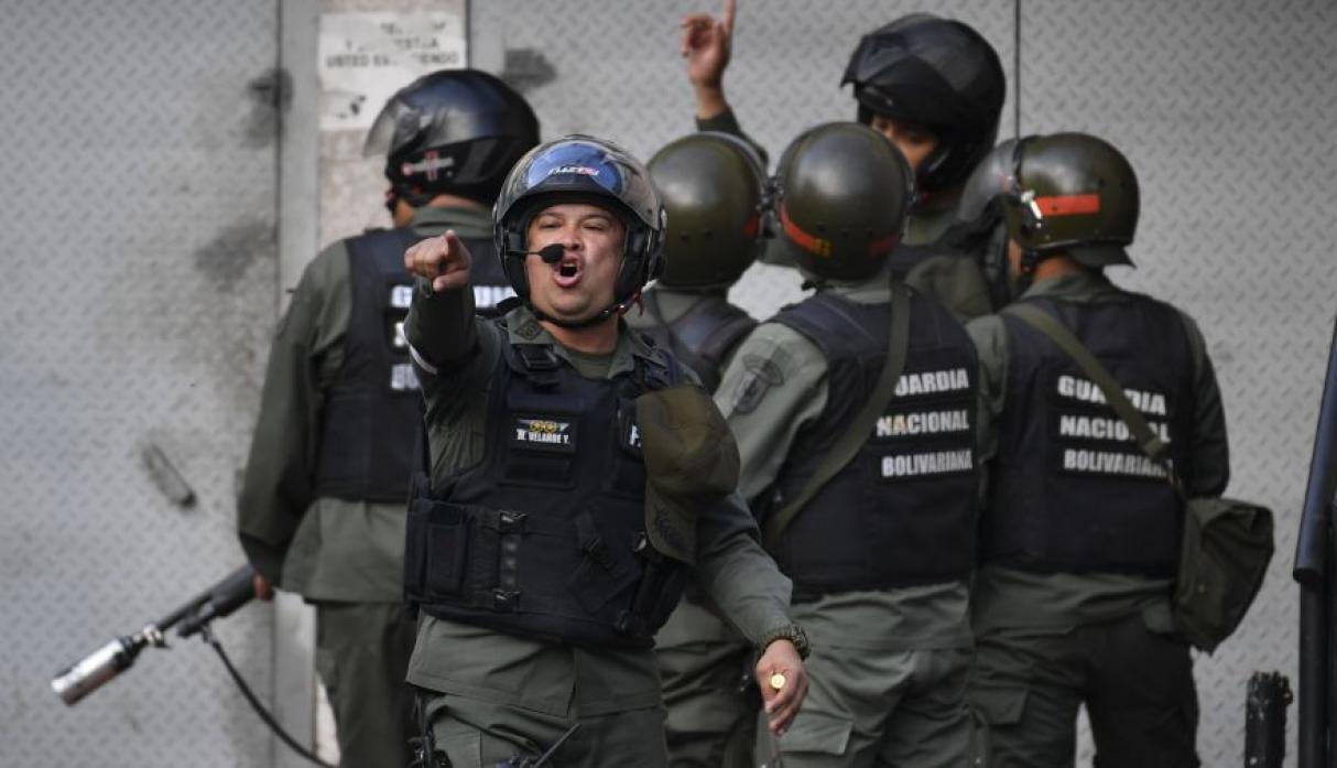 Cotiza se levanta contra Nicolás Maduro en feroz enfrentamiento tras sublevación militar de la Guardia Nacional Bolivariana (GNB) | FOTOS