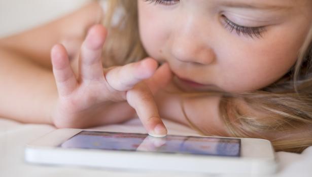 Una niña, usando una tablet.