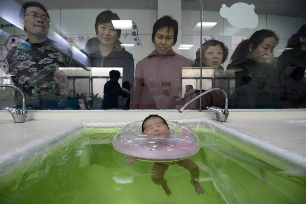 Foto: Varias personas observan a un bebÃ© en un hospital en TaiyuÃ¡n, provincia de Shanxi, China. (Reuters) 
